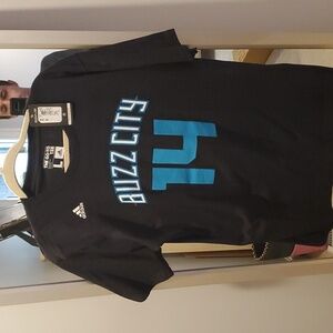 NWT Charlotte Hornets MKG T Shirt Jersey M (#15)
